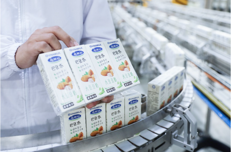 Vinamilk[-]“xông[-]đất”[-]năm[-]mới[-]với[-]lô[-]hàng[-]lớn[-]xuất[-]khẩu[-]đi[-]Trung[-]Quốc